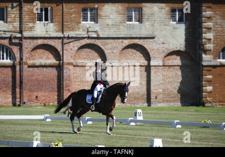 Houghton, UK. 24 Maggio, 2019. Zara Tindall sulla vicenda della classe durante la fase di dressage al cavallo saracena alimenta Houghton International Horse Trials, a Houghton Hall, Norfolk, Regno Unito il 24 maggio 2019. Credito: Paolo Marriott/Alamy Live News Foto Stock