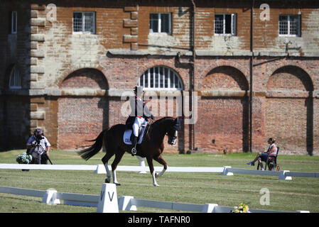 Houghton, UK. 24 Maggio, 2019. Zara Tindall sulla vicenda della classe durante la fase di dressage al cavallo saracena alimenta Houghton International Horse Trials, a Houghton Hall, Norfolk, Regno Unito il 24 maggio 2019. Credito: Paolo Marriott/Alamy Live News Foto Stock