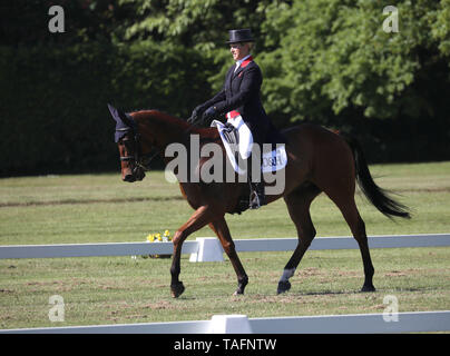 Houghton, UK. 24 Maggio, 2019. Zara Tindall mette Watkins attraverso lo stadio di dressage al cavallo saracena alimenta Houghton International Horse Trials, a Houghton Hall, Norfolk, Regno Unito il 24 maggio 2019. Credito: Paolo Marriott/Alamy Live News Foto Stock