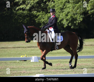 Houghton, UK. 24 Maggio, 2019. Zara Tindall mette Watkins attraverso lo stadio di dressage al cavallo saracena alimenta Houghton International Horse Trials, a Houghton Hall, Norfolk, Regno Unito il 24 maggio 2019. Credito: Paolo Marriott/Alamy Live News Foto Stock