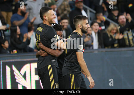 Los Angeles, CA, Stati Uniti d'America. 24 Maggio, 2019. Los Angeles FC avanti Christian Ramirez (21) ottiene un abbraccio da Los Angeles FC avanti Latif benedizione (7) dopo un sacro obiettivo durante il gioco tra impatto di Montreal e Los Angeles FC a Banc della California Stadium di Los Angeles, CA, Stati Uniti d'America. (Foto di Peter Joneleit) Credito: csm/Alamy Live News Foto Stock