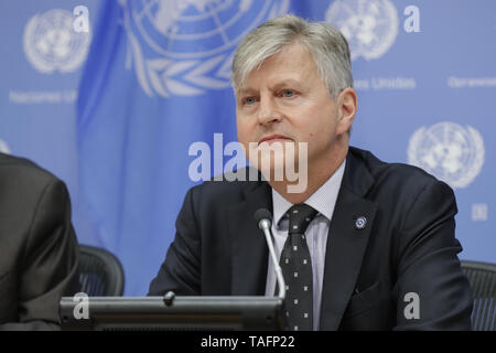 24 maggio 2019 - New York, NY, STATI UNITI D'AMERICA - Organizzazione delle Nazioni Unite di New York, Stati Uniti, 24 maggio 2019 - Jean-Pierre Lacroix, Sottosegretario Generale per le operazioni di pace, mutandine di reporters in occasione della Giornata Internazionale degli Operatori di Pace delle Nazioni Unite (29 maggio) oggi presso la sede delle Nazioni Unite a New York..Foto: Luiz Rampelotto/EuropaNewswire..Photo credit obbligatorio. (Credito Immagine: © Luiz Rampelotto/ZUMA filo) Foto Stock