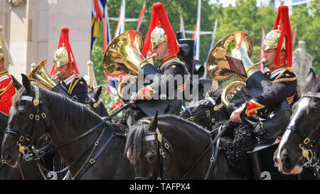 Westminster, Londra, Regno Unito. 25 Maggio, 2019. I soldati e i cavalli della famiglia divisione, prendere parte nel Il Maggiore Generale della revisione lungo il centro commerciale al di fuori Buckingham Palace, la prima delle due sfilate davanti al Trooping il colore della regina parata di compleanno in giugno. Credito: Imageplotter/Alamy Live News Foto Stock