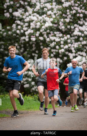 Glasgow, Regno Unito. 25 Maggio, 2019. Il 534th libera e temporizzato Parkrun evento avviene in Pollok Country Park, con locale running club Bellahouston Harriers facendo un volontario-acquisizione, con le loro guide del club che soddisfano tutte le posizioni di volontariato in corso di esecuzione, a Glasgow in Scozia, il 25 maggio 2019. Questo Parkrun era il 534th libero e Parkrun temporizzato 5km eseguire detenute nel parco di Glasgow Southside, ed è uno dei centinaia di tali all-inclusive eventi che si tengono in tutto il Regno Unito e a livello internazionale ogni fine settimana sotto il banner Parkrun. Credito: jeremy sutton-hibbert/Alamy Live News Foto Stock