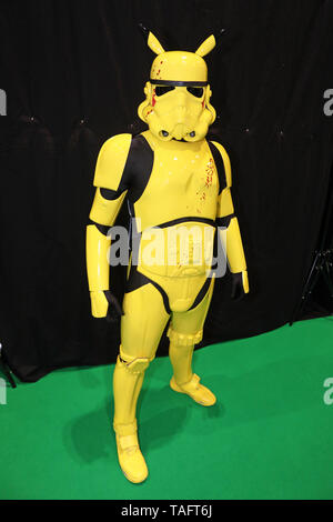 Londra, Regno Unito. 25 maggio 2019. Ecco qualcosa che non riesci a vedere ogni giorno... un Pikachu Stormtrooper alla MCM London Comic Con a Excel di Londra. Credito: Paul Brown/Alamy Live News Foto Stock