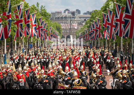 Il centro commerciale di Londra, Regno Unito. 25 maggio 2019. 1450 soldati della divisione di uso domestico e il re della truppa Royal cavallo artiglieria, lungo con un massimo di 400 musicisti provenienti dalle bande ammassato sfilata delle Guardie a Cavallo per il primo dei due giudizi formali prima Trooping il colore il 8 giugno 2019 e ispezionate dal maggiore generale Ben Bathurst CBE, maggiore generale comandando la divisione di uso domestico. Immagine: montato famiglia soldati di cavalleria di ritorno dalla revisione. Credito: Malcolm Park/Alamy Live News. Foto Stock