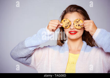 Io amo i cookie. Stile panificio Chocolate Chip Cookie ricetta. Bella ragazza che coprono gli occhi con i cookie. Ragazza carina per divertirti con i cookie. Bakery Shop. Fol Foto Stock