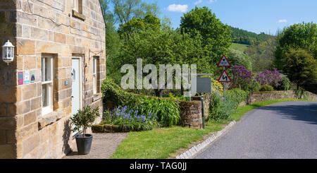 Delicatamente il paesaggio boscoso sull'approccio a Egton Bridge, North York Moors, nello Yorkshire, Regno Unito Foto Stock