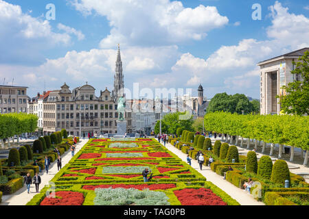 La gente vagare nei giardini del Mont des Arts Giardino Kunstberg Bruxelles Belgio UE Europa Foto Stock