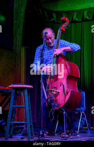 Jim Kerwin sul violino giocando con nellâ & Jim Band, Rogue Folk Club, Vancouver, British Columbia, Canada Foto Stock