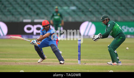 In Afghanistan del Hashmatullah Shahidi (sinistra) e del Pakistan Sarfaraz Ahmed durante l'ICC Cricket World Cup Warm up corrisponda al Bristol County Ground. Foto Stock