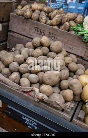 Borough Market rustica casa attraente vegetali coltivati in stallo. British home cresciuto 'Chimica Free" agricoli, Sagitta patate sul display a 'Teds Veg stallo' Borough Market Southwark London REGNO UNITO Foto Stock