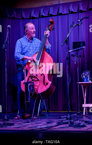 Jim Kerwin sul violino giocando con nellâ & Jim Band, Rogue Folk Club, Vancouver, British Columbia, Canada Foto Stock