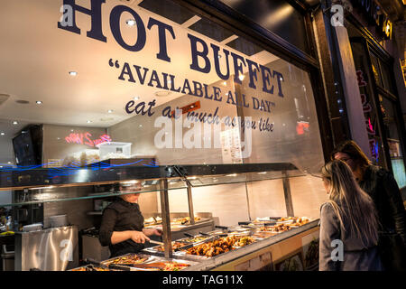 CHINATOWN Valore trattativa pasto cinese hot buffet "mangia quanto vuoi' finestra con persone che guardano la varietà di cibo cinese sul display Wardour Street Chinatown Soho London REGNO UNITO Foto Stock