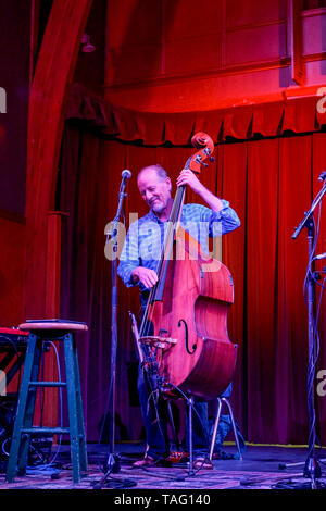 Jim Kerwin sul violino giocando con nellâ & Jim Band, Rogue Folk Club, Vancouver, British Columbia, Canada Foto Stock