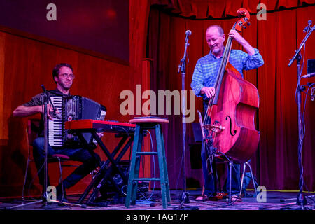 Rob Reich sulla fisarmonica e Jim Kerwin sul violino giocando con il nellâ & Jim Band, Rogue Folk Club, Vancouver, British Columbia, Canada Foto Stock