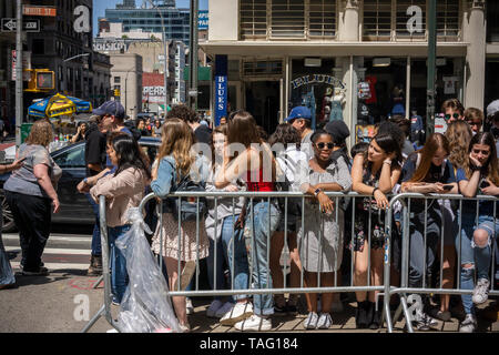 Migliaia di David Dobrik linea di ventole fino a New York in attesa di entrare il David Dobrik pop-up shop Sabato 18 Maggio, 2019. Il negozio è stato aperto solo per due giorni la vendita di merce Dobrik. Dobrik è una personalità di YouTube, leader di una serie di video creati dal Vlog Squad. (Â© Richard B. Levine) Foto Stock