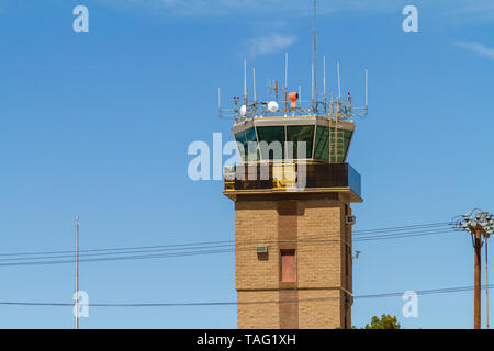 Victorville, CA / STATI UNITI D'America - 27 Marzo 2017: la torre di controllo per la California del sud Aeroporto di Logistica che si trova nella città di Victorville, Califo Foto Stock