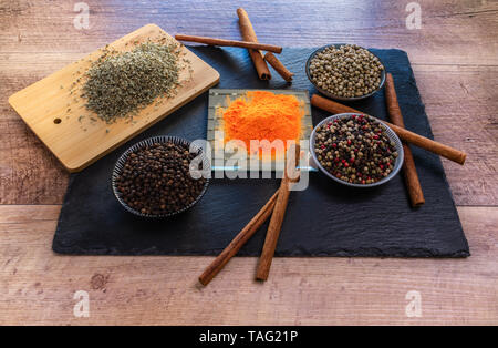 Vari tipi di spezie su un tavolo Foto Stock