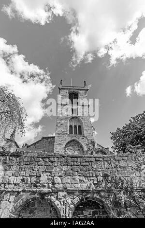 La torre del secolo XI St Olave in chiesa in York. Vi sono nicchie in primo piano e gli alberi è su ciascun lato. Foto Stock