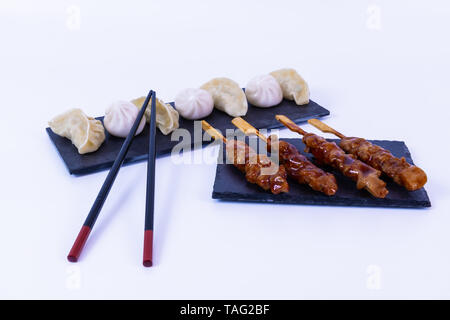 Pot Stickers e carne di maiale. Cibo asiatico. Sfondo bianco Foto Stock