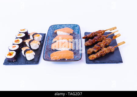 Salmone e gamberetti sushi rotoli. Tempura. Il cibo giapponese Foto Stock