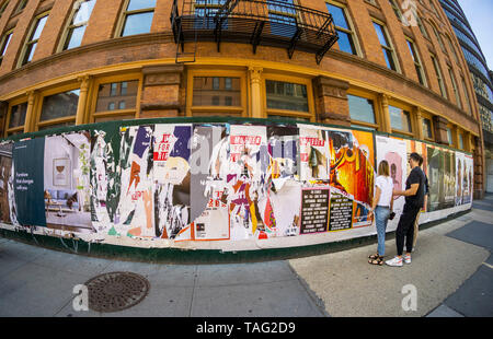 Costruzione capannone coperto con manifesti stracciati a New York Sabato 18 Maggio, 2019. (Â© Richard B. Levine) Foto Stock