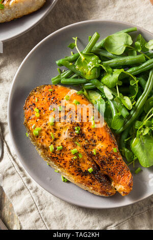 In casa il salmone biologico bistecca con una verde insalata di fagioli Foto Stock