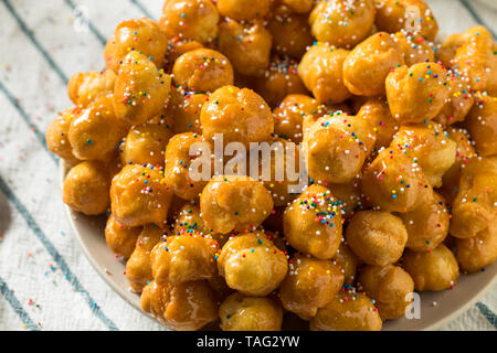 Dolci fatti in casa Struffoli italiano con miele e spruzza Foto Stock