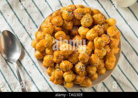 Dolci fatti in casa Struffoli italiano con miele e spruzza Foto Stock