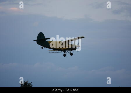 Antonv un biplano-2 volare sopra il cielo. Foto Stock