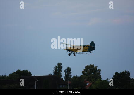 Antonv un biplano-2 volare sopra il cielo. Foto Stock