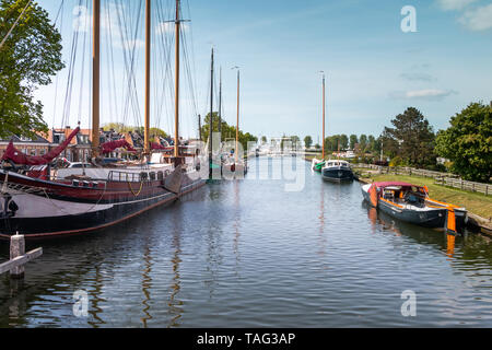 Barche in canale in Stavoren, Paesi Bassi, provincia di Friesland, regione Gaasterland Foto Stock
