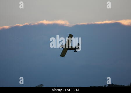 Antonv un biplano-2 volare sopra il cielo. Foto Stock