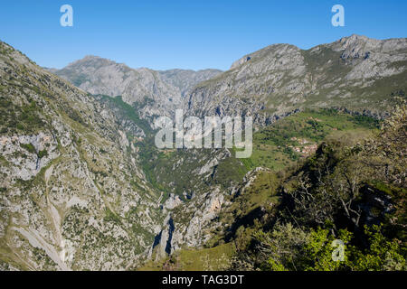 Impressionante vista del paesaggio di La Hermida gola da Santa Catalina Lookout in Cantabria, SPAGNA Foto Stock