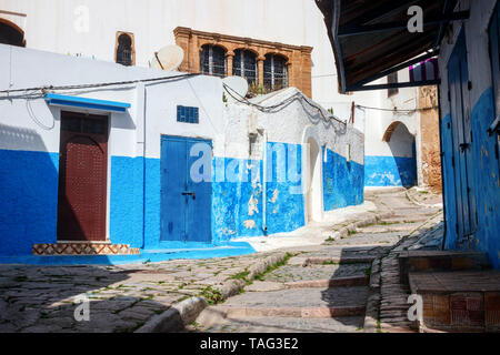 Labirinto di antiche stradine, scalinate e vicoli nella Kasbah di Udayas con blu e bianco case dipinte. Rabat, Marocco Foto Stock