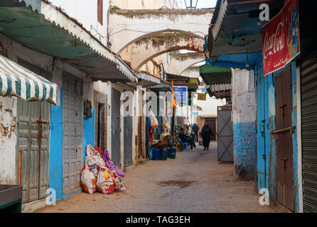 Strada stretta con negozi e blu e bianco case dipinte nella vecchia medina di Rabat. Rabat, Marocco. Foto Stock