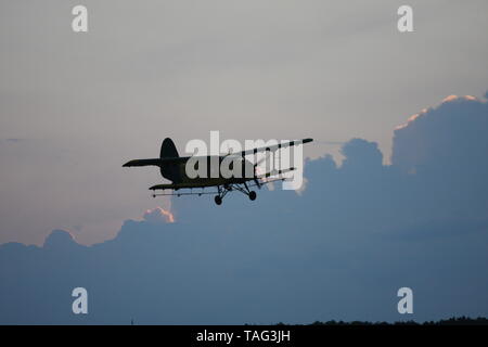 Antonv un biplano-2 volare sopra il cielo. Foto Stock