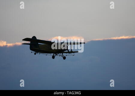 Antonv un biplano-2 volare sopra il cielo. Foto Stock