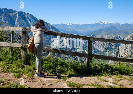 Giovane donna che gode di una vista mozzafiato da Santa Catalina belvedere che si affaccia la Hermida Gorge in Cantabria, SPAGNA Foto Stock