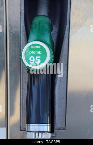 Erogatore di carburante per benzina 95 RON in francese della stazione di servizio Foto Stock