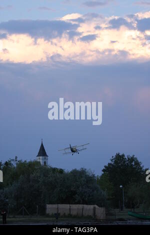 Antonv un biplano-2 volare sopra il cielo. Foto Stock