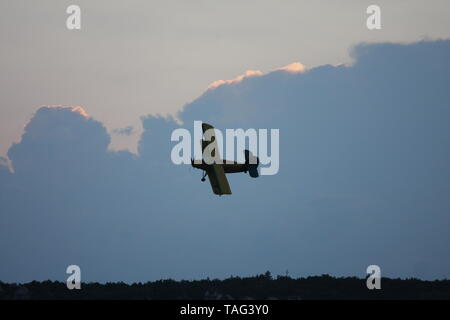 Antonv un biplano-2 volare sopra il cielo. Foto Stock