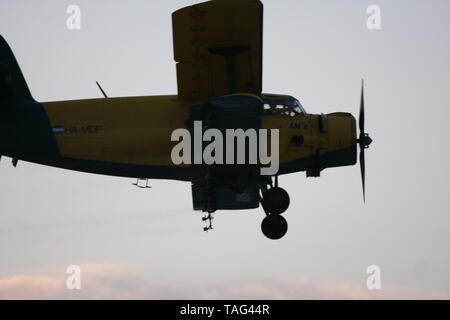 Antonv un biplano-2 volare sopra il cielo. Foto Stock