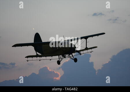 Antonv un biplano-2 volare sopra il cielo. Foto Stock