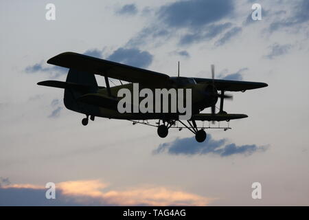 Antonv un biplano-2 volare sopra il cielo. Foto Stock