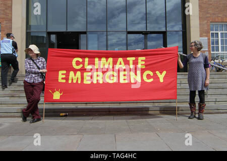 Attivisti del Cambiamento Climatico gruppo ribellione di estinzione tenere un banner dicendo ÒClimate EmergencyÓ durante una demo al di fuori di Derby City Council house su 22/05/2019 Foto Stock