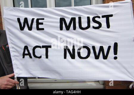 Attivisti del Cambiamento Climatico gruppo ribellione di estinzione tenere un banner dicendo ÒWe deve agire NowÓ durante una demo al di fuori di Derby City Council house su 22/05/2019 Foto Stock