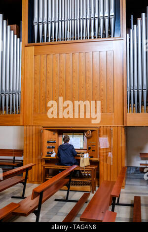 Ella è la riproduzione del organo a canne presso la nuova chiesa di San Vicente sulla città vecchia di Potes, Cantabria, SPAGNA Foto Stock