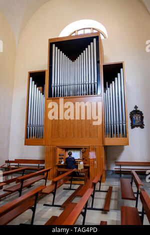 Ella è la riproduzione del organo a canne presso la nuova chiesa di San Vicente sulla città vecchia di Potes, Cantabria, SPAGNA Foto Stock